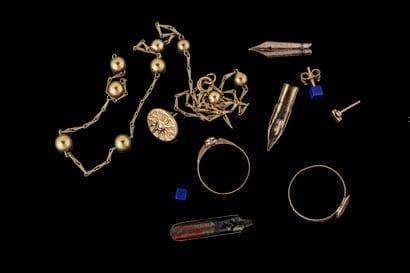 Small lot of gold items, including feathers,...
