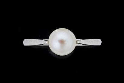 Bague ornée d’une perle de culture blanche...