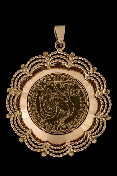 Grand pendentif orné d’une pièce or de 20...