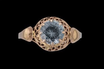 Bague style solitaire ornée d’une pierre...
