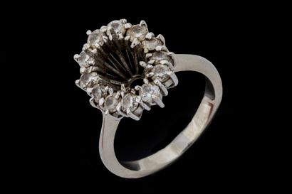 White gold (750) daisy ring set with 12 brilliant-cut...