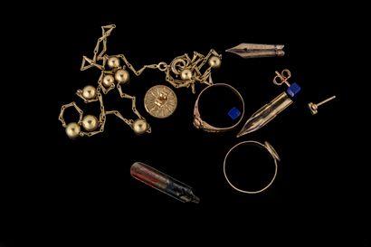 Small lot of gold items, including feathers,...