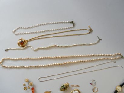 Set of costume jewelry including: 
An American-style...