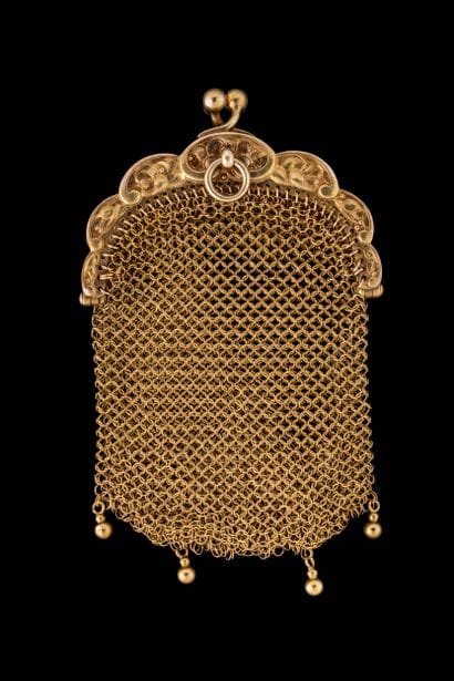 Small yellow gold (750) chainmail-style purse....