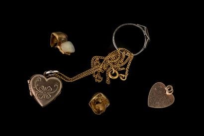 Set includes:
- Yellow gold (750) heart pendant...