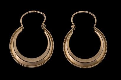 Paire de pendants d’oreilles créoles en or...