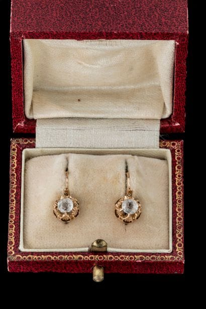 Paire de boucles d’oreilles ancienne brisures...