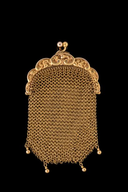 Small yellow gold (750) chainmail-style purse....