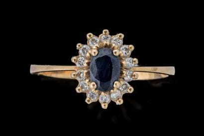 Petite bague marguerite centrée d’un saphir...