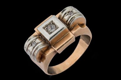 Bague vers 1940/50 centre d’un carré et de...