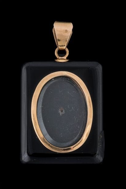 Rectangular keepsake pendant made of onyx...