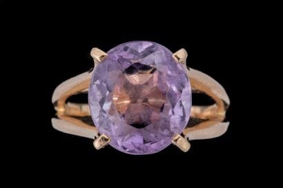 Bague vintage ornée d’une améthyste ovale...