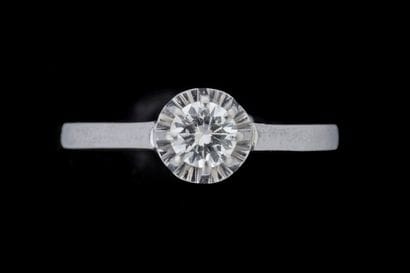 Bague solitaire en platine (850 millièmes)...