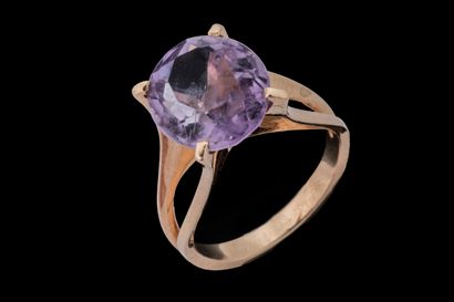 Bague vintage ornée d’une améthyste ovale...