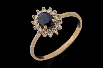 Petite bague marguerite centrée d’un saphir...