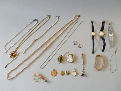 Set of costume jewelry including: 
An American-style...