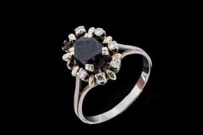 Heavily worn white gold ring (750 parts per...