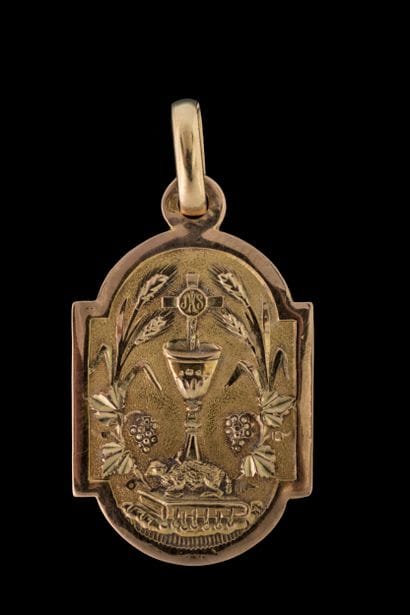 Yellow gold (750) First Communion medal featuring...