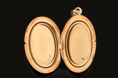 Opening medallion pendant in yellow gold...