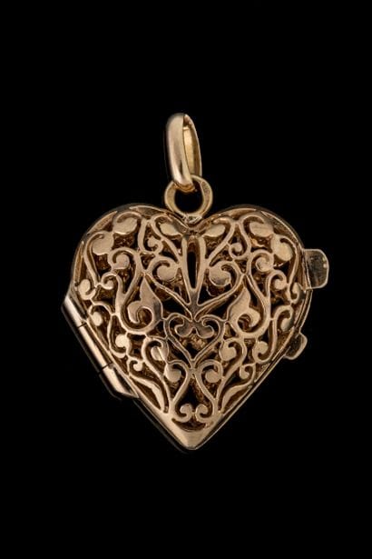 Pendentif cœur ouvragé et ouvrant en or jaune...