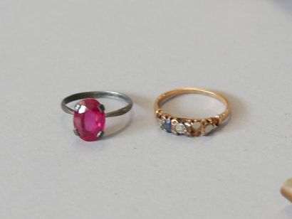Set of costume jewelry including: 
An American-style...