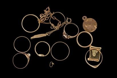 Lot de bijoux accidentés et avec manques...