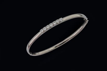 White gold (750) clasp-style bangle set with...