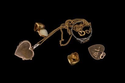 Set includes:
- Yellow gold (750) heart pendant...
