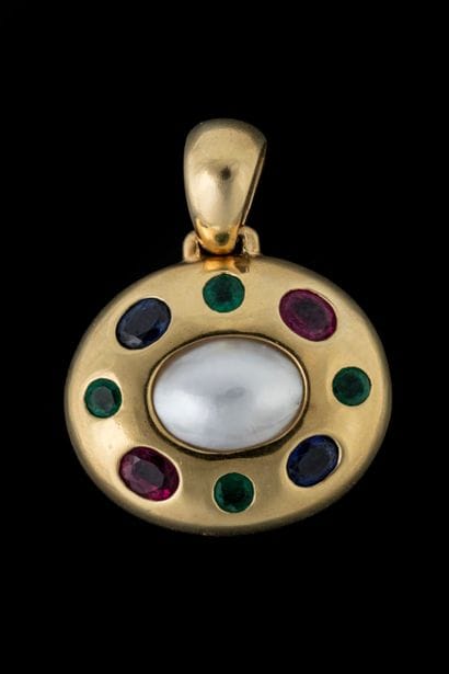 Oval yellow gold (750) pendant featuring...