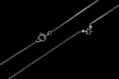 Fin collier centré d’un petit saphir sur...