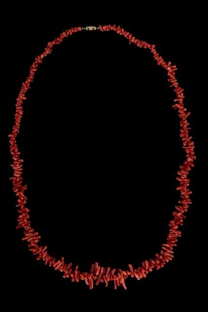 Drop necklace with waxed coral root. 
Screw-back...