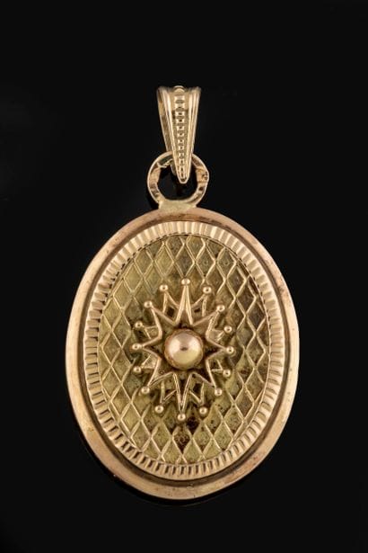 Yellow gold (750 thousandths) oval pendant...