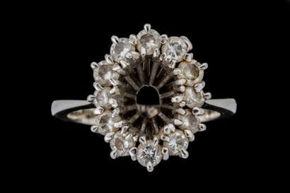 White gold (750) daisy ring set with 12 brilliant-cut...