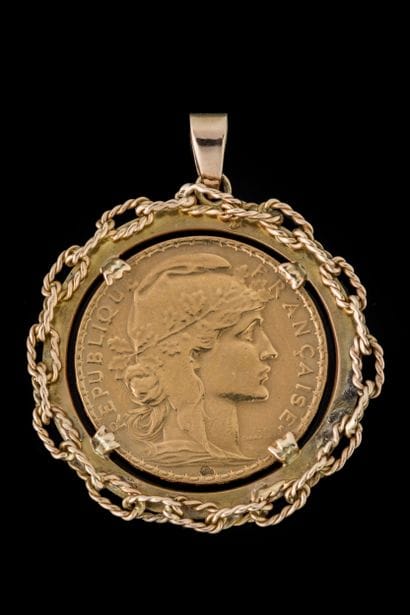 Marianne gold coin pendant / rooster on a...