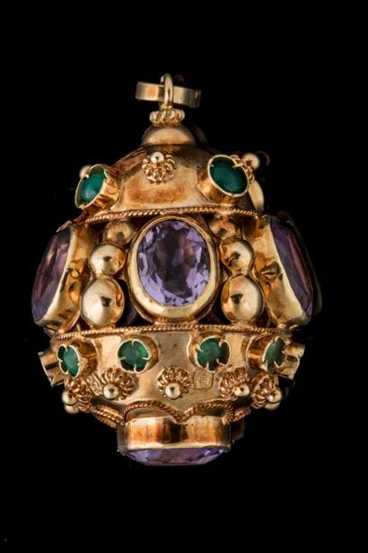 Large oblong pendant in yellow gold (750)...