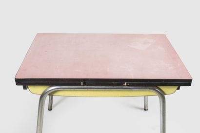Cuisine en formica jaune et rouge : buffet,...
