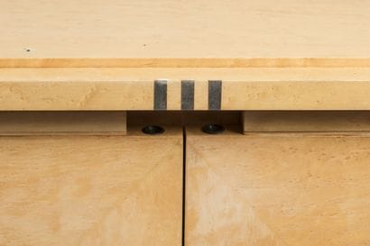 TRAVAIL CONTEMPORAIN
Enfilade reposant sur...