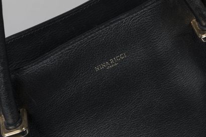 NINA RICCI
Sac en cuir noir 
(usures)