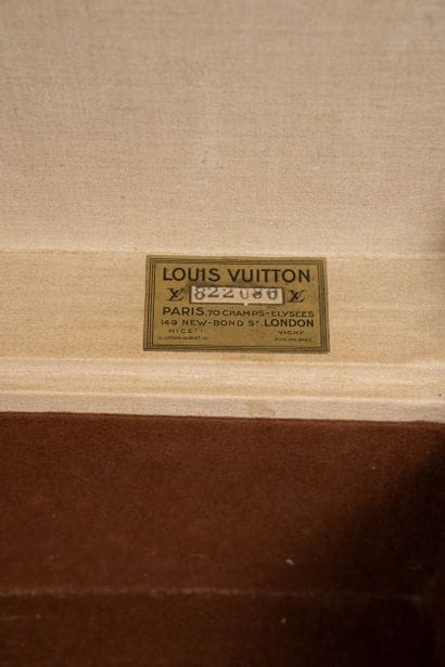 LOUIS VUITTON 
Valise de voyage rigide en...
