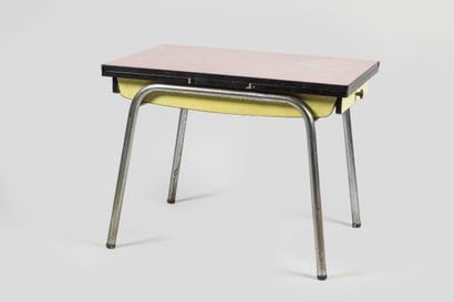 Cuisine en formica jaune et rouge : buffet,...