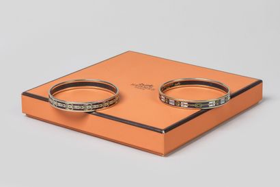 HERMES
Deux bracelets Hermès émaillé et plaqué...