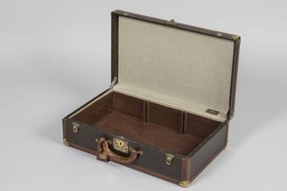 LOUIS VUITTON 
Valise de voyage rigide en...