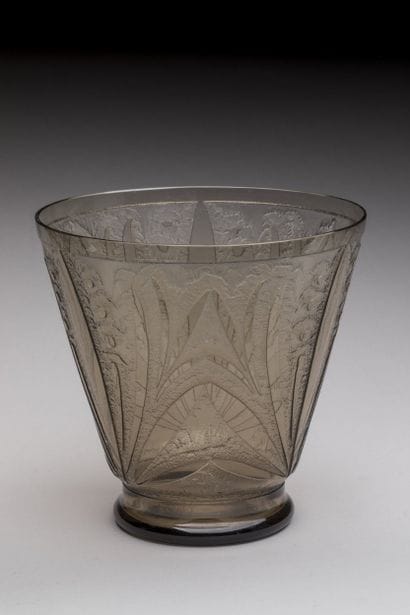 * VERREX
« Motifs géométriques »
Vase cornet...