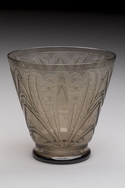 * VERREX
« Motifs géométriques »
Vase cornet...