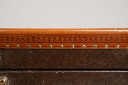 LOUIS VUITTON 
Valise de voyage rigide en...