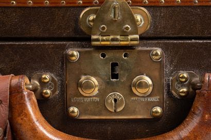 LOUIS VUITTON 
Valise de voyage rigide en...