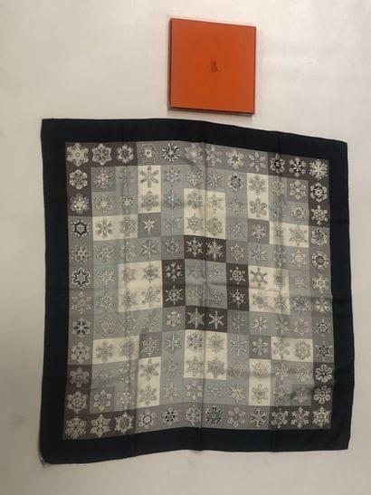 HERMES
Foulard Carré en soie dans sa boite...