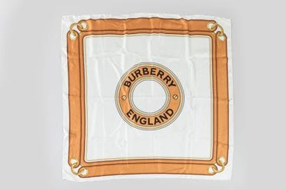 BURBERRY 
Carré en soie au texte « burberry...