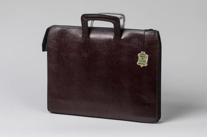 MAISON P. FABRE
Porte-documents en cuir litdevin
31...