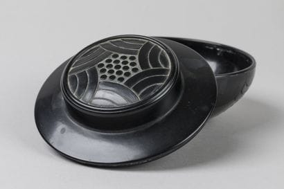 TRAVAIL D’EPOQUE ART DECO
Boîte en bakélite...